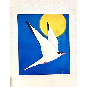 Charrán ártico sobre madera